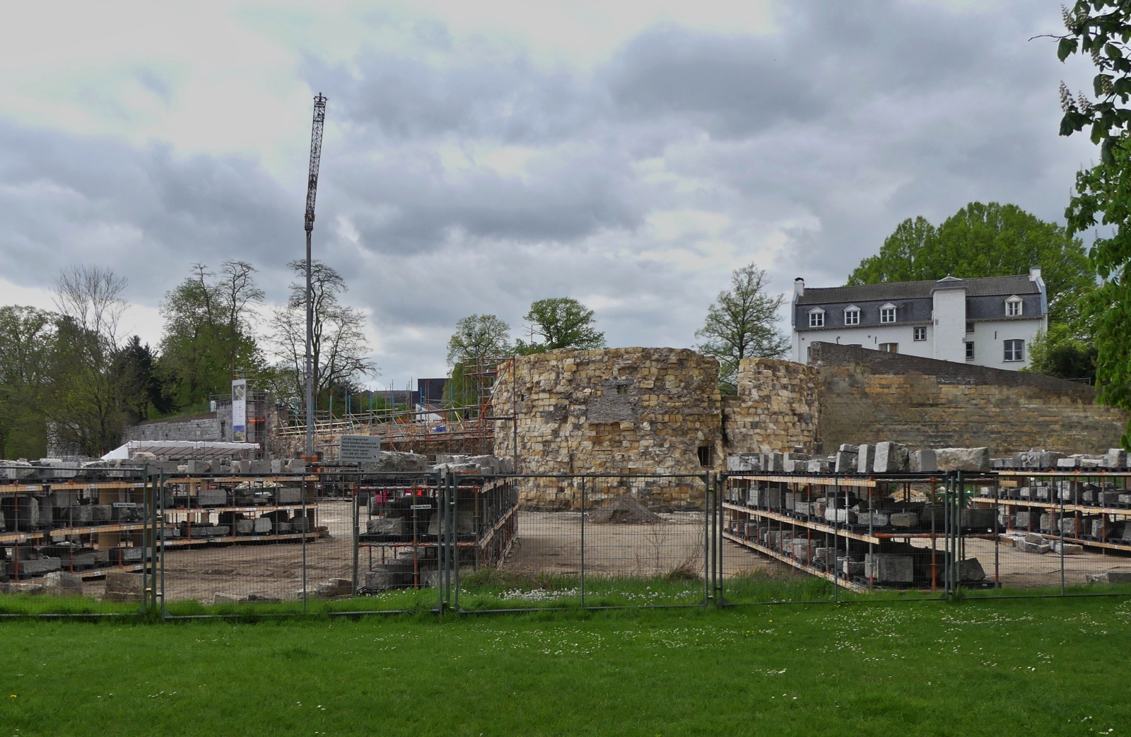Nachdem die Stadtmauer in Maastricht im Mrz 2019 teilweise eingestrzt war, wird diese jetzt wieder aufgebaut. 04.2024 