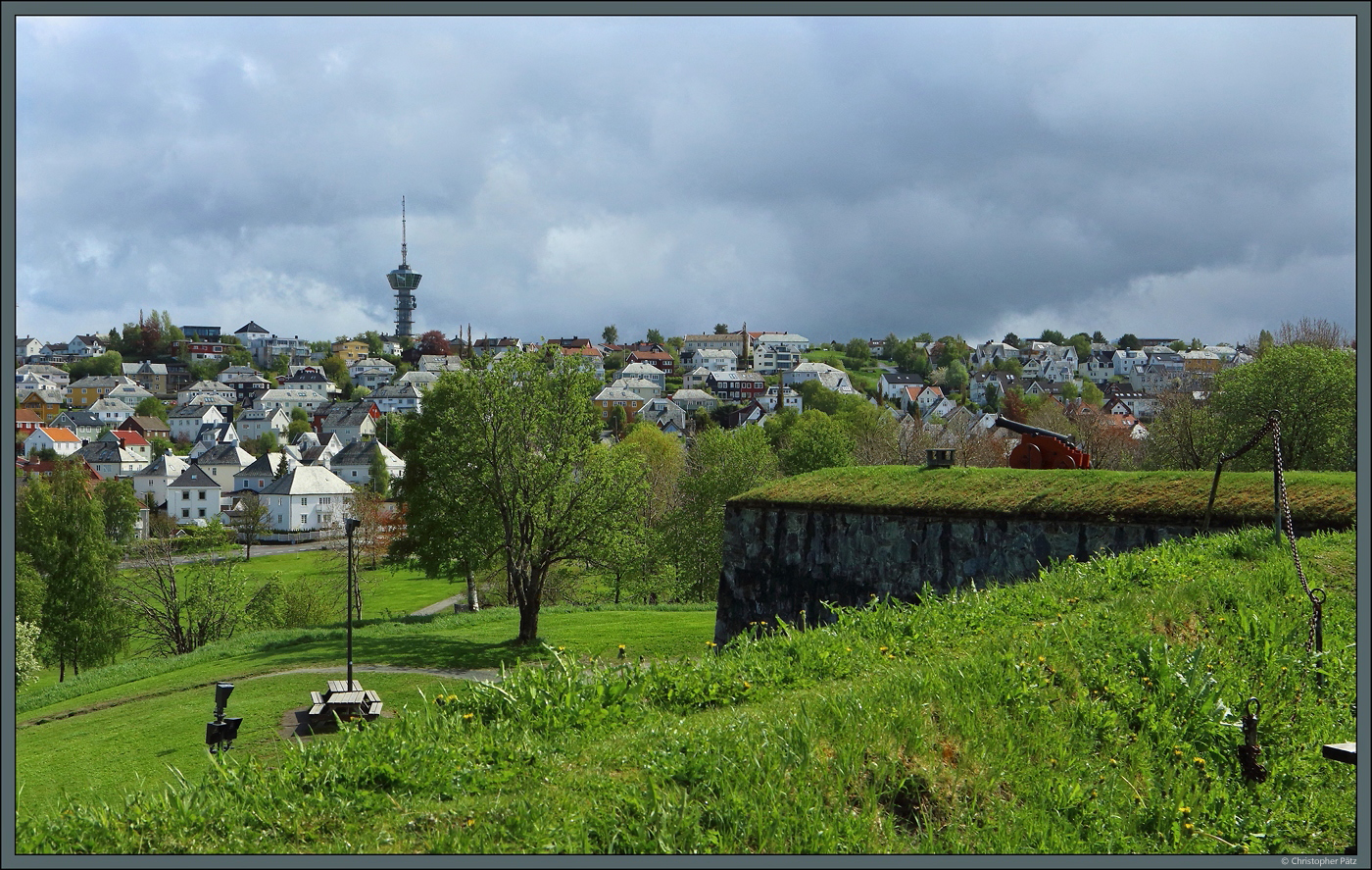 Oberhalb der Festung Kristiansten liegt auf einem Hgel der Fernsehturm Tyholttrnet, der auch eine Aussichtsplattform besitzt. Er wurde 1985 errichtet und befindet sich im Stadtteil Tyhold. (Trondheim, 26.05.2023)