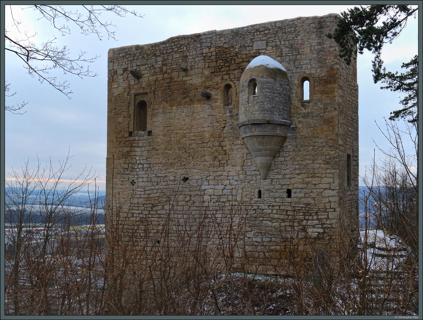 Oberhalb von Jena-Lobeda befindet sich die Lobdeburg, welche aus dem 12. Jahrhundert stammt. Der ehemalige Wohnturm ist das markanteste Gebude der Burgruine. Hinter der Apsis befand sich eine kleine Kapelle im Turm. (Jena, 14.01.2024)