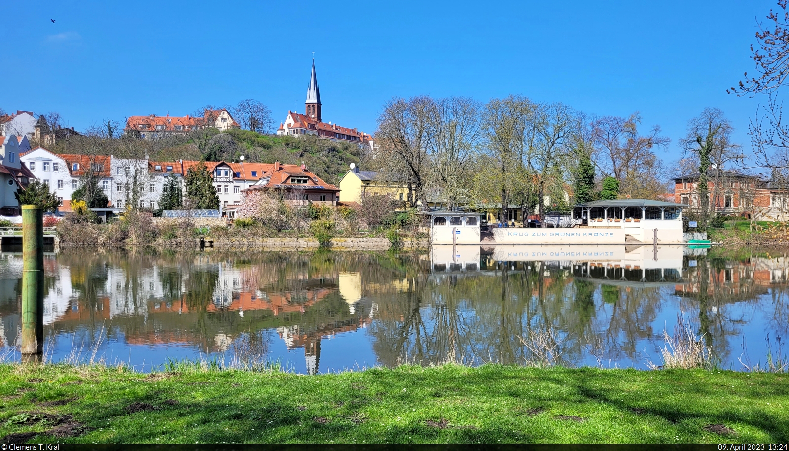 Osterspaziergang am Ufer der Saale in Halle. Gegenber befindet sich der Stadtteil Krllwitz mit der bekannten Gaststtte  Krug zum grnen Kranze  und der Petruskirche.

🕓 9.4.2023 | 13:24 Uhr