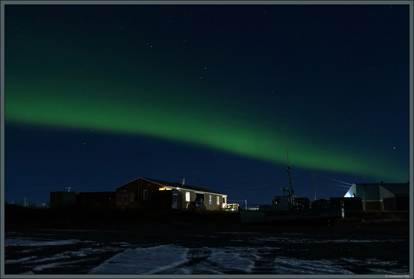 Polarlichter erhellen den Himmel ber einem Wohnhaus der Inuit-Siedlung Kuujjuaq im Norden Kanadas. (13.10.2022)