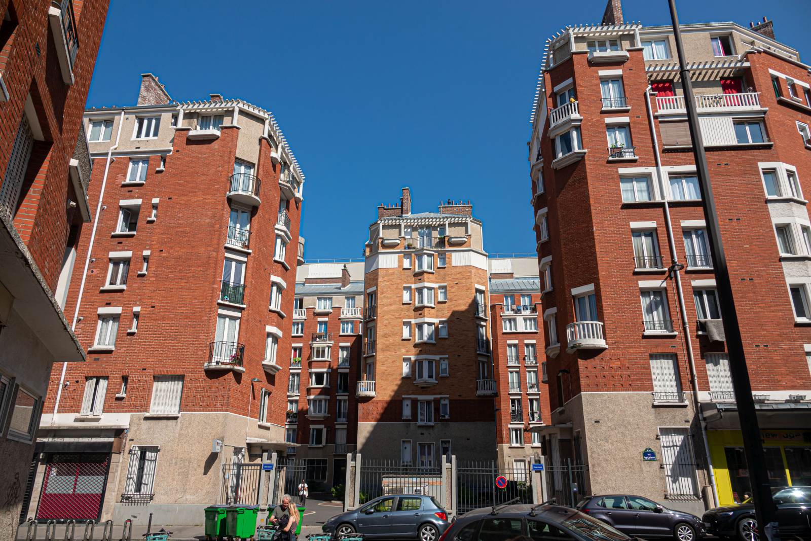 Stilistisch einheitliche Mehrfamilienhauser in Paris. Die Aufnahme stammt von Juni, 2023.