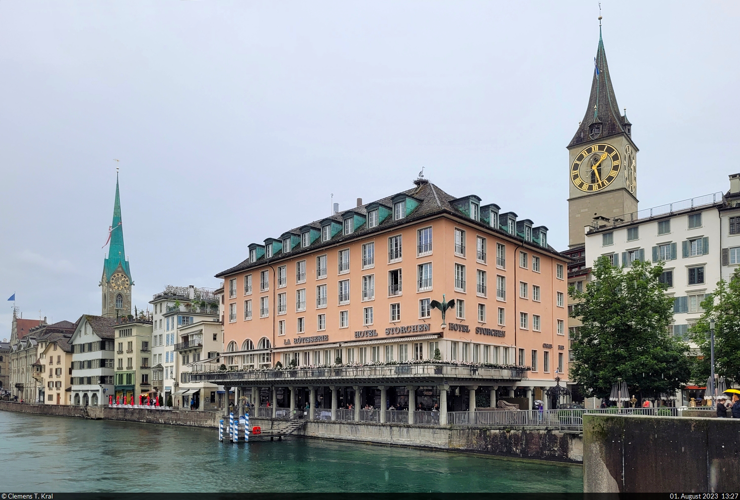 Turm des Fraumnster und der Altstadtkirche St. Peter in Zrich (CH), dazwischen das Hotel Storchen.
Gesehen von der Rathausbrcke, welche die Limmat berspannt.

🕓 1.8.2023 | 13:27 Uhr