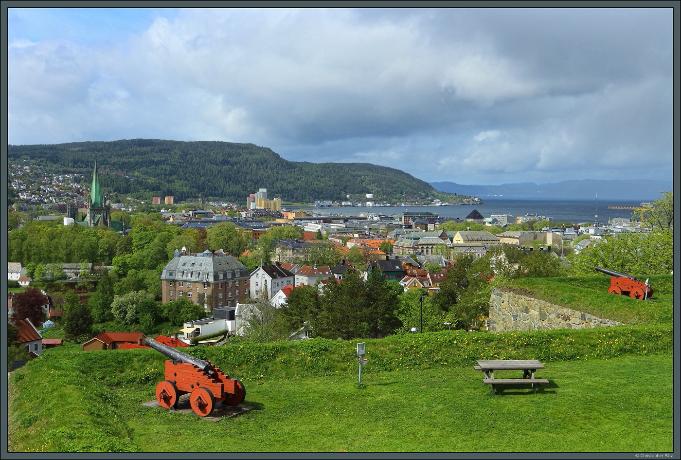 Von der Festung Kristiansten bietet sich ein guter Blick auf die Stadt Trondheim. Links ist der Nidarosdom zu erkennen, der am sdlichen Ende der Altstadt liegt. (26.05.2023)