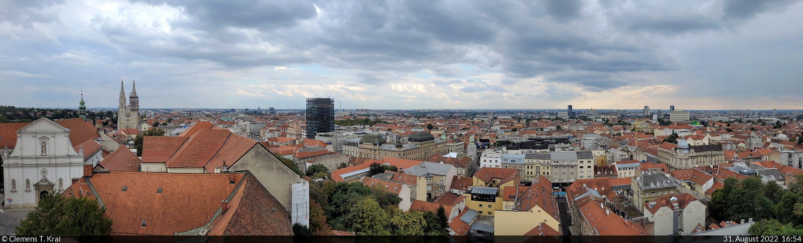 Zagreb (HR):
Aussicht vom Lotrčak-Turm Richtung Unterstadt. Am linken Bildrand erheben sich u.a. die beiden Trme der Kathedrale.

🕓 31.8.2022 | 16:54 Uhr