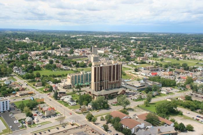  Wie so ziemlich alles in Ontario ist auch die City of Niagara Falls grozgig anglegt. Blick vom Skylon Tower auf den Wetteil der Stadt.