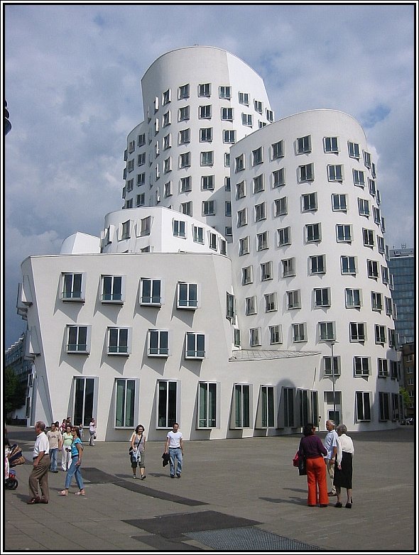 1998 bzw. 1999 wurden die sogenannten Gehry-Bauten im Dsseldorfer Medienhafen fertiggestellt. Es handelt sich dabei um drei uerst ungewhnlich gestaltete Turmkomplexe, die von dem Stararchitekten Frank Owen Gehry entworfen wurden. Hier sieht man das Gebudeteil mit der weien Fassade. (06.08.2006)