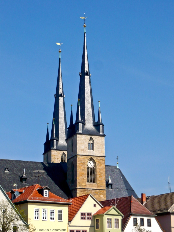 65 Meter ber das historische Stadtzentrum Saalfelds hinaus ragen die beiden Trme der Johanniskirche in unmittelbarer Nachbarschaft zum Marktplatz. (Frhjahr 2008)