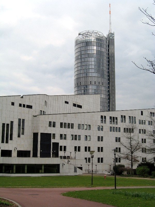 Aalto-Theater und RWE-Tower (31. Mrz 2008)