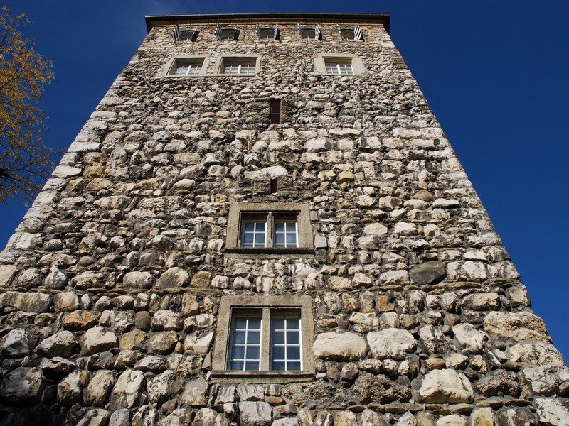 Aarau, Hauptstadt des Kantons Aargau, 16.000 Einwohner. Schlssli - Der mchtige Turm aus Findlingen und Aarekieseln wird als ltestes Bauwerk der Stadt betrachtet. 2.11.2006