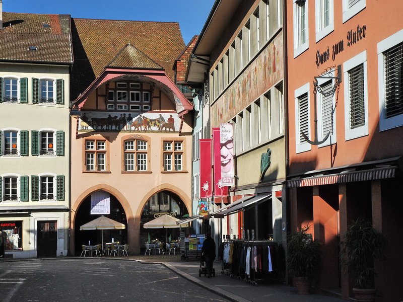 Aarau, Hauptstadt des Kantons Aargau, 16.000 Einwohner.
Metzgergasse - Mehr als 70 reich bemalte Dachuntersichten schmcken die Altstadt. 2.11.2006