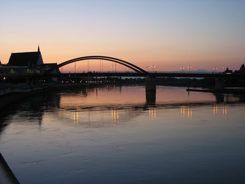 Abendstimmung an der Oder. Die Brcke verbindet die Altstadt mit dem am rechten Ufer liegenden Slubice, dem seit 1945 polnischen Teil der ehemaligen Hansestadt Frankfurt (Oder) - 18.07.2007
