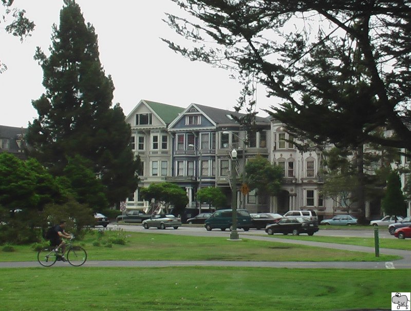 Allerortens findet man victorianische Huser, wie hier in der nhe des Golden Gate Parkes.
Die Aufnahme entstand am 26. Juli 2006 aus den fahrenden Bus. Daher bitte ich die schlechte Qualitt zu entschuldigen.