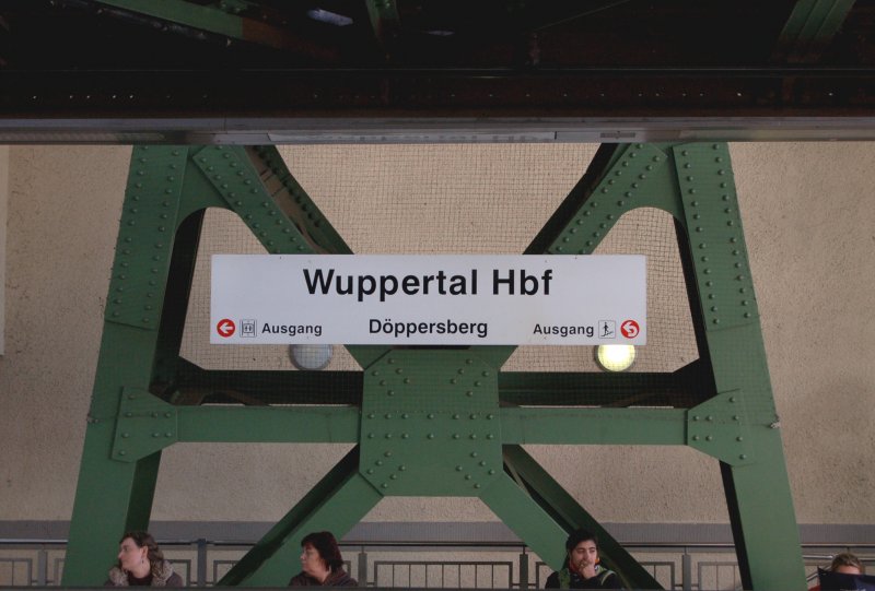 Alltagsszene im Schwebebahn-Bahnhof Dppersberg/Hbf