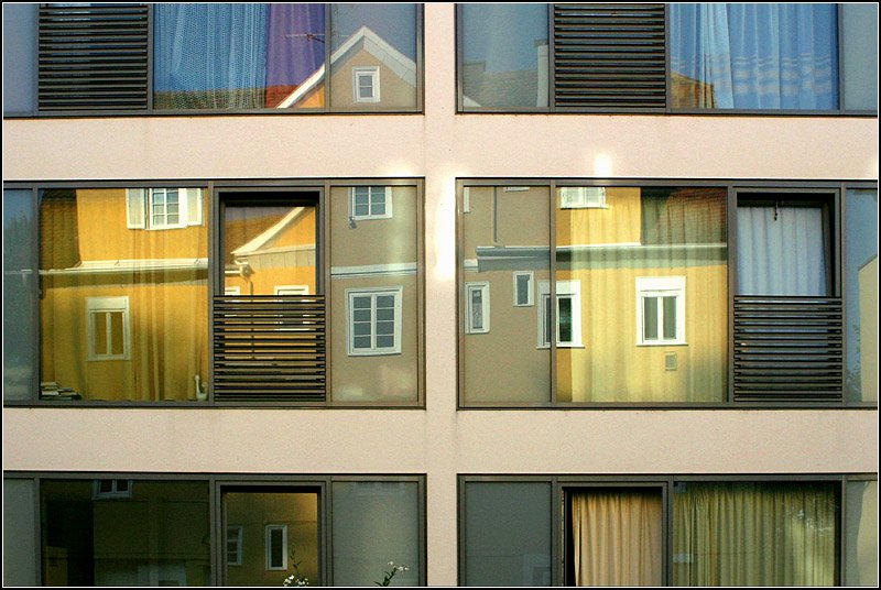 Alt und neu: Spiegelung eines alten Wohnhauses in der Fassade eines Neubaus, auch eines Wohngebudes. Gesehen in Stuttgart-Berg. 7.10.2007 (Matthias)
