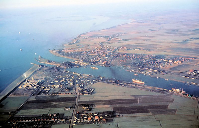 Alte Luftaufnahme von Brunsbttel mit Schleuse zum Nord-Ostseekanal aus dem Jahr 1965