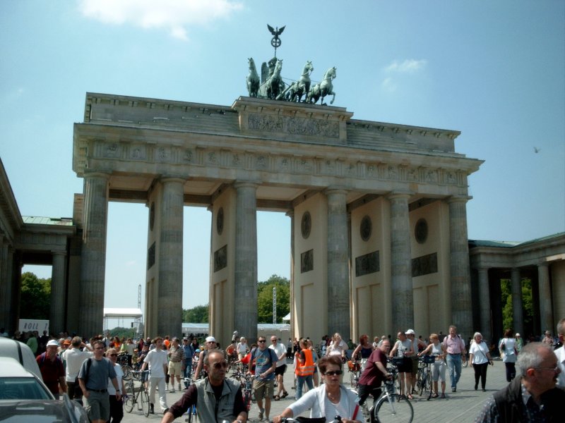 Am Brandenburger Tor angekommen. Fahrradsternfahrt 2004