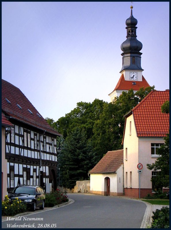 Am Graunplatz im OT Wahrenbrck von Uebigau-Wahrenbrck: links das Fachwerkhaus ist das Heimatmuseum der Stadt, im Hintergrund die Kirche, rechts der Graunplatz. 28.08.05