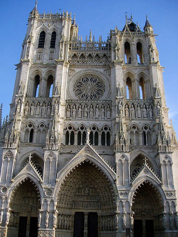 Amiens, Kathedrale Notre Dame, Westfassade nach der Renovation 1994-2000. Bau der Kathedrale im Wesentlichen von 1220-69/1288, hochgotisch. Grsste Kirche Frankreichs und u.a. Vorbild des Klner Doms. Unvollendete Trme: Nordturm (l.) 67 m, 1402 fertiggestellt / Sdturm (r.) 62 m hoch, von 1366. Aufnahme vom 14. Jan. 2006, 15:13

