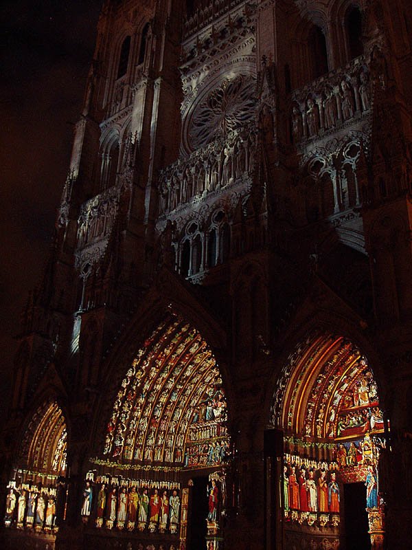 Amiens, Kathedrale Notre Dame. Westfassade wird mit Farblaser beleuchtet: Cathdrale en couleur. 24. Dez. 2004, 20:15