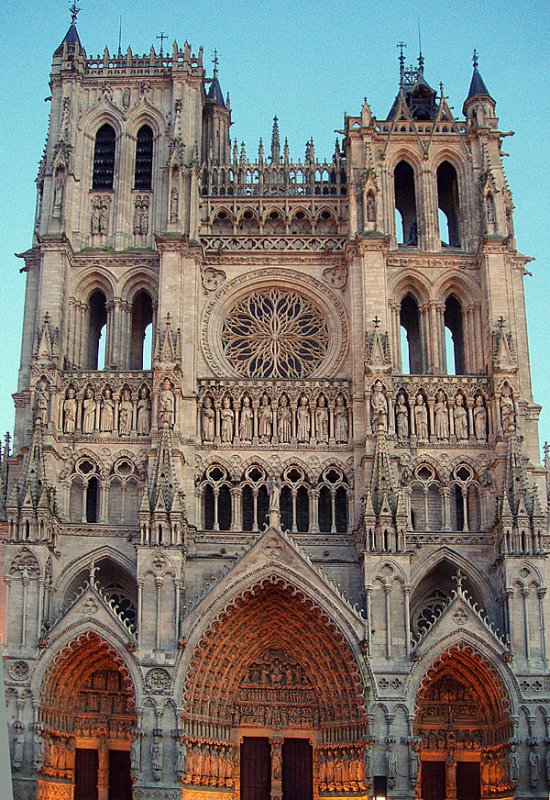 Amiens, Kathedrale Notre Dame, Westfassade. Bau der Kathedrale im Wesentlichen von 1220-69/1288, hochgotisch. Grsste Kirche Frankreichs und u.a. Vorbild des Klner Doms. Aufnahme vom 14. Jan. 2006 17:25
