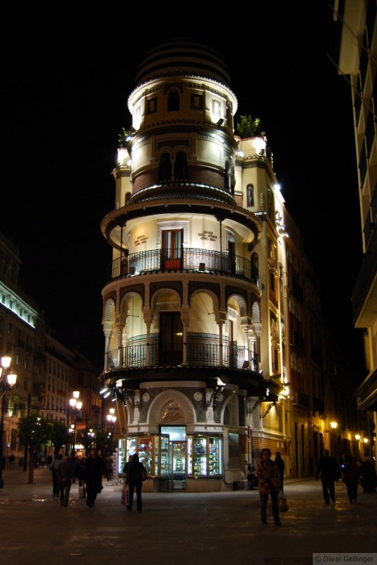 Andalusische Nacht (I). Prominentes Haus – la Adritica de Sevilla – im Zentrum von Sevilla. November 2007.