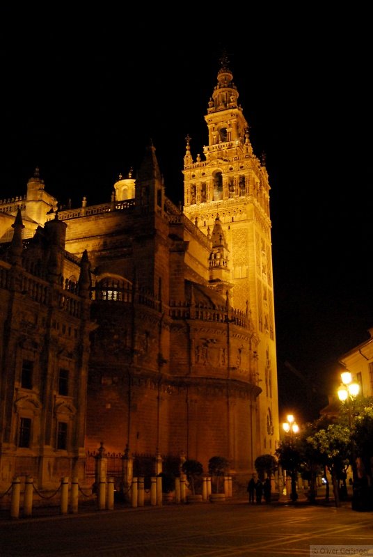 Andalusische Nacht (IV). Kathedrale von Sevilla ဓ Santa Mara de la Sede ဓ mit Giralda, ihrem prominenten Turm. November 2007.