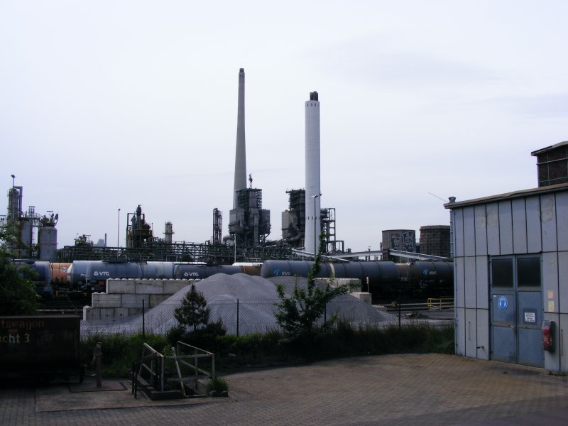Anlagen der Chemiewerke in Marl-Brassert, fotografiert vom Gelnde der Zeche Auguste Victoria 3/7 beim Tag der offenen Tr am 9. Mai 2009. 
