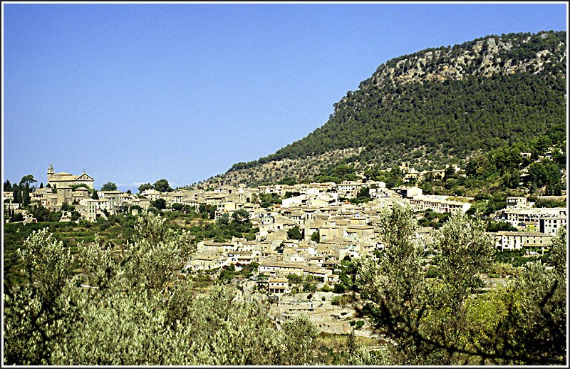 Ansicht von Valldemossa auf Mallorca. Sommer 2005, Scan vom Dia (Matthias)