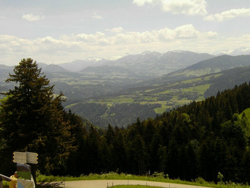 Auf dem ersten Bild in der Kategorie sind der Bodensee und die Stadt Bregenz vom Pfnder aus zu sehen. Hier sieht man die Landschaft die man von der anderen Seite des Pfnders erblickt 