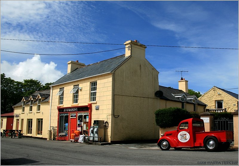 Auf dem Sheep's Head Way - J. F. O'Mahony's Tankstelle, Post Shop, Restaurant & Co in Kilcrohane, Irland Co. Cork.