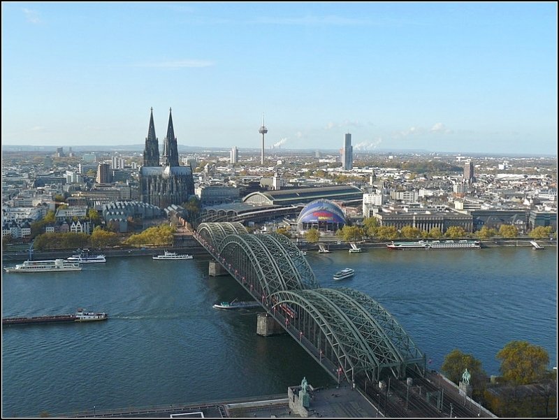Aussicht vom Kln Triangle Panorama Turm auf die Hohenzollernbrcke, den Hauptbahnhof und den Dom aufgenommen am 08.11.08. (Hans)
