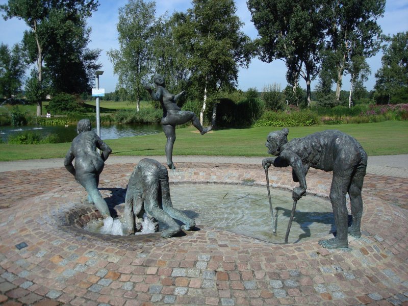 Bad Buchau/Oberschwaben
der  Jungbrunnen  vor der Federseeklinik,
Aug.2008