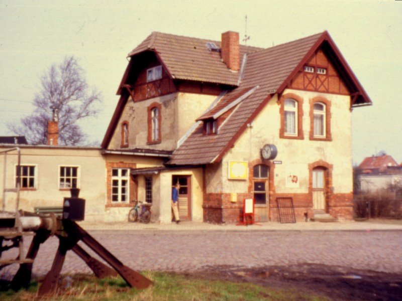 Bahnhof Kltz/Meckl. um ca. 1990 von der Bahnhofstrae aufgenommen.