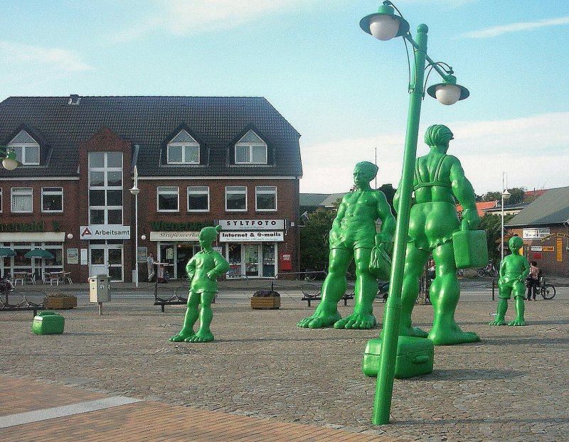 Bahnhofsvorplatz Westerland auf SYLT, 2003. Grne Figuren und Lampen sind wirklich so schief aufgestellt.