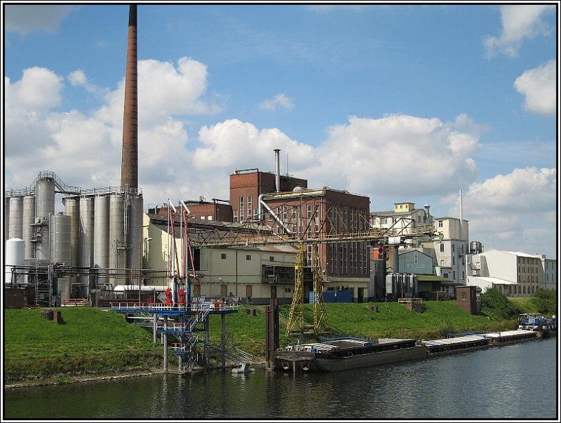 Becken II des Rheinhafens von Neuss mit ansssiger Industrie. (03.08.2007)