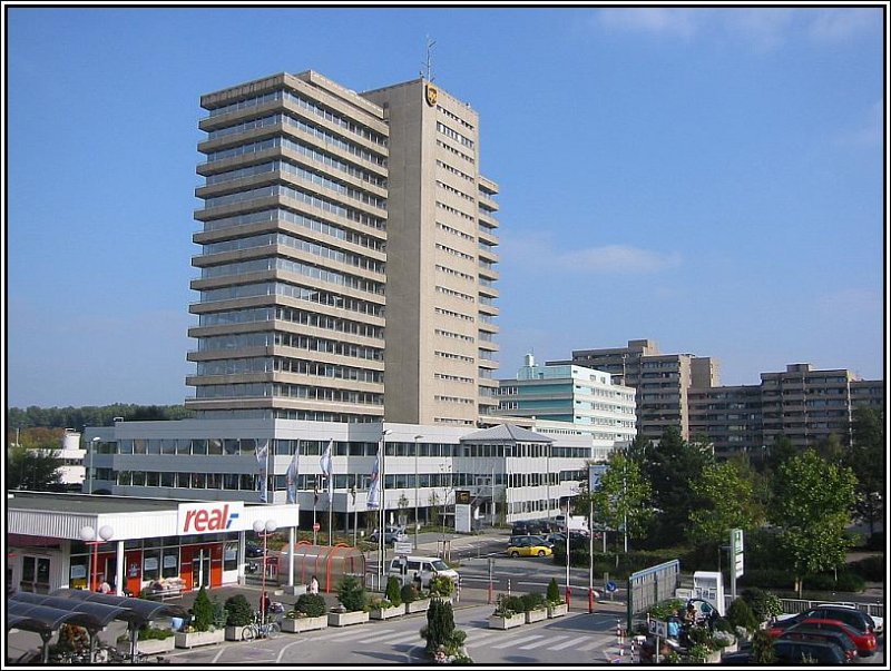 Bei dem sogenannten Rheinpark-Center in Neuss befindet sich neben einem groen Einkaufszentrum auch die Deutschland-Verwaltung von UPS. (14.10.2006)