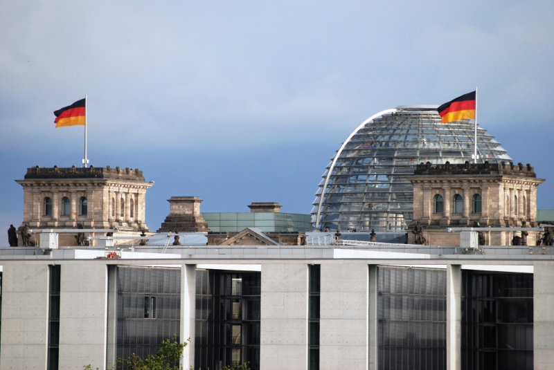 BERLIN, 23.06.2007, Blick vom Hauptbahnhof auf die Reichstagskuppel