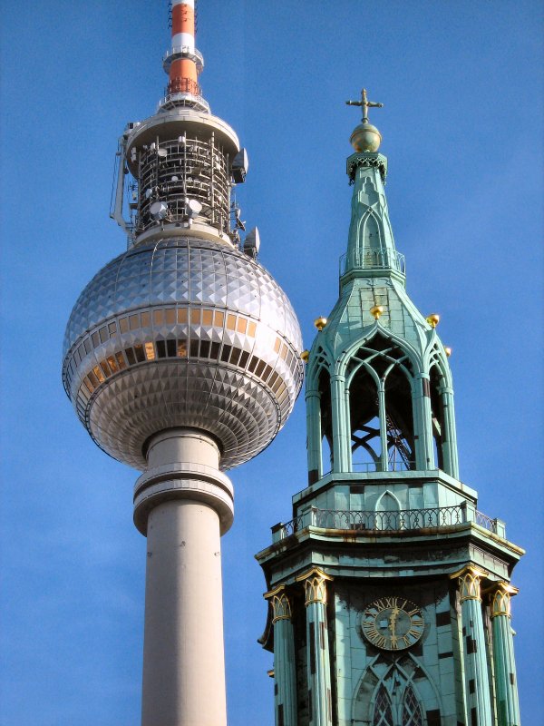 Berlin, Fernsehturm und Spitze der Marienkirche Berlin - 10. 1. 2008
