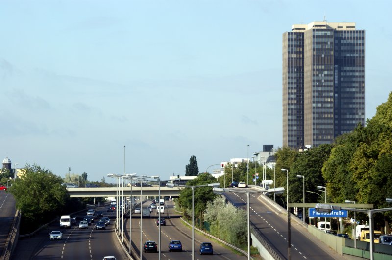 Berlin - Steglitz. Bundesautobahn 103 (Westtangente) mit Steglitzer Kreisel im Hintergrund