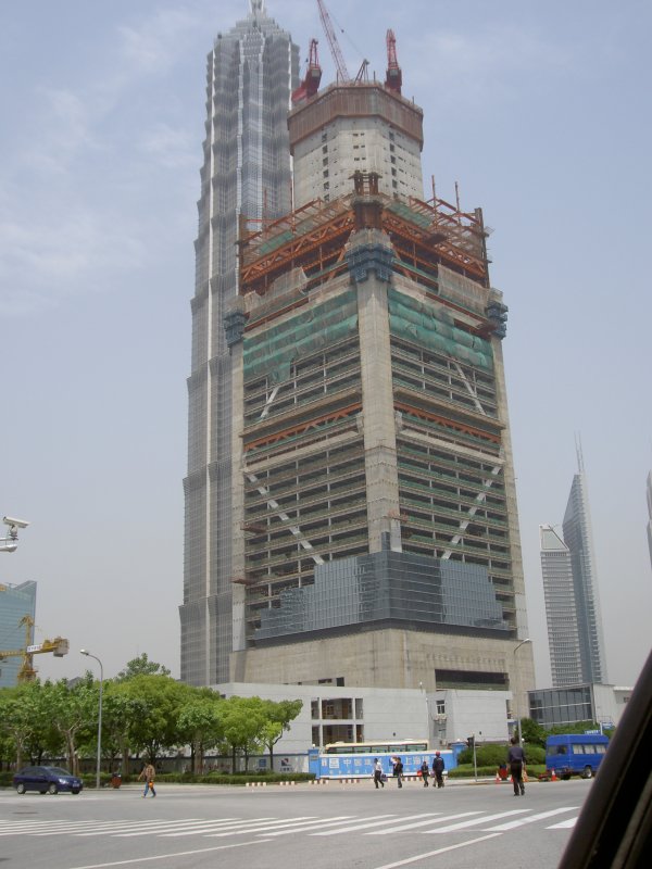 Bild auf den Rohbau des neuen Wolkenkratzers in Shanghai PuDong. Sahnghai am 20.05.2006. Wie es dort ein Jahr spter aussieht kann man auf einem anderen Bild von mir sehen.
