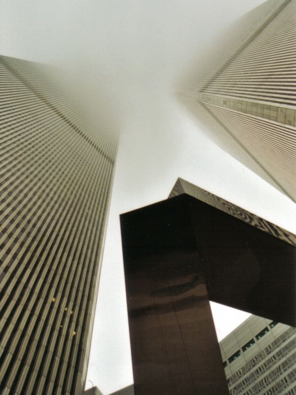 Bilder aus einer Zeit, in der die Welt noch in Ordnung war...
Die Twin Towers des WTC im Nebel.
Das Bild ist ein Scan eines Papierabzuges, aufgenommen im Herbst 2000.