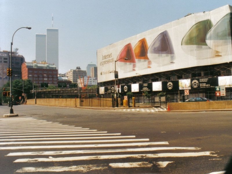 Bilder aus einer Zeit, in der die Welt noch in Ordnung war...
bergrosse Apple Werbung in Midtown Manhattan, im Hintergrund die Zwillingstrme des WTC.
Das Bild ist ein Scan eines Papierabzuges, aufgenommen im Herbst 1998.