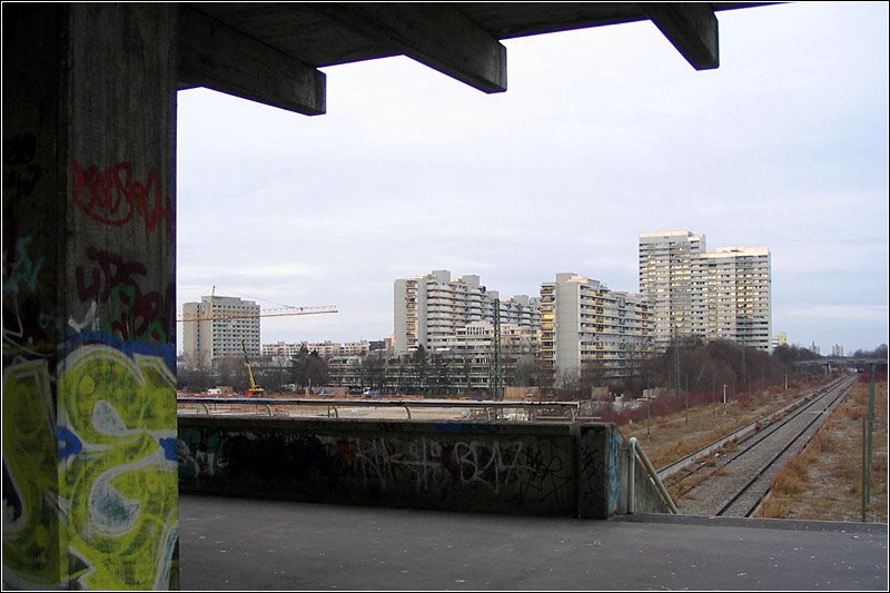 Blick vom allmhlich verfallenden S-Bahnhof Olympiastadion (in Betrieb bis 1988) zu den Hochhusern der ehemaligen Olympia-Pressestadt. 4.1.2005 (Jonas)