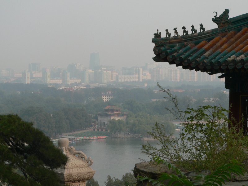 Blick vom alten Sommerpalast auf Wohngebude in Peking. 09/2007