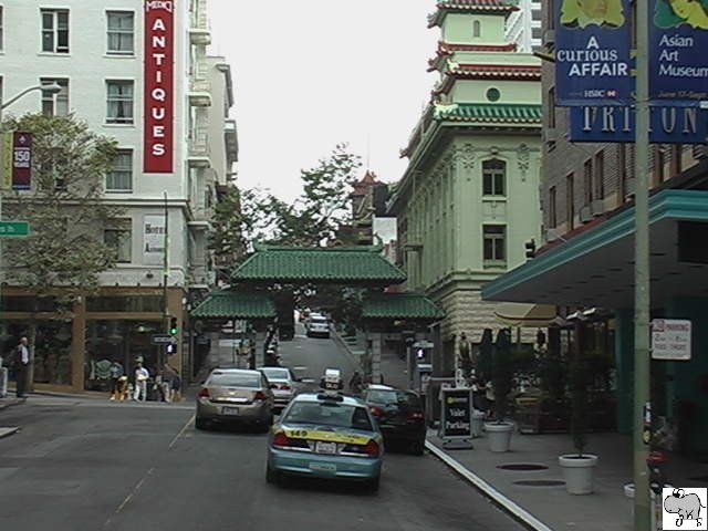 Blick auf Chinatown, mit den Eingangsportal im Vordergrund.
Die Aufnahme entstand am 26. Juli 2006 aus den fahrenden Bus. Daher bitte ich die schlechte Qualitt zu entschuldigen.