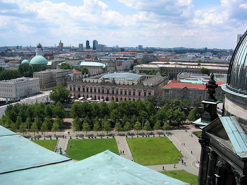 Blick auf das Deutsche Historische Museum mit Pei Bau, vom Dom aus fotografiert. Links die Oper und das Kronprinzessinnen Palais.