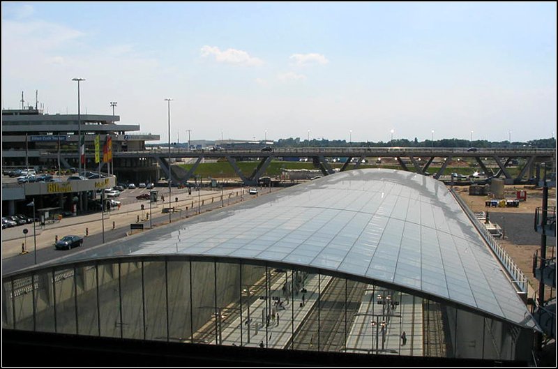 Blick auf das Glasdach des Flughafenbahnhofes von Kln. 30.7.2004 (Jonas)