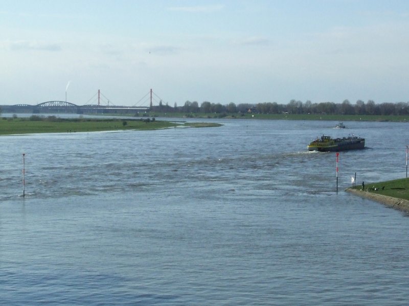 Blick auf den gut gefllten Rhein und zwei Rheinbrcken in der Ferne, von einer Kanalbrcke in Duisburg-Ruhrort aus. (23.03.2008)