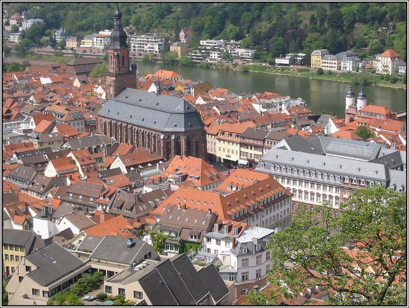 Blick auf die Heidelberger Altstadt und den Neckar vom Schlo aus. Zentral im Bild die Heiliggeistkirche. (11.05.2006)